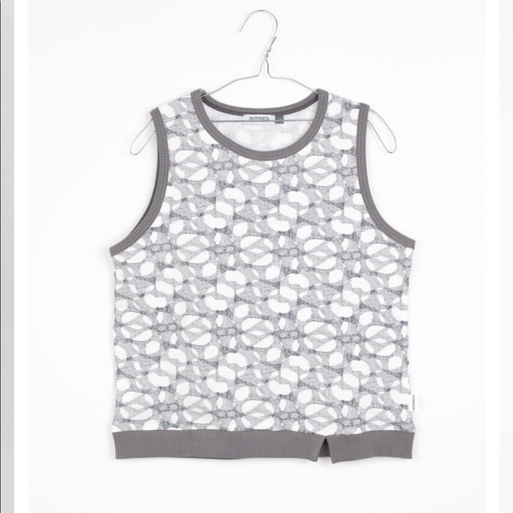 🎉HP🎉Motoreta 12 month sleeveless top